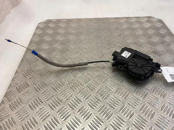 Land Rover Discovery 5 takaluukun lukkoaktoori OEM DK62404C10AD image 2