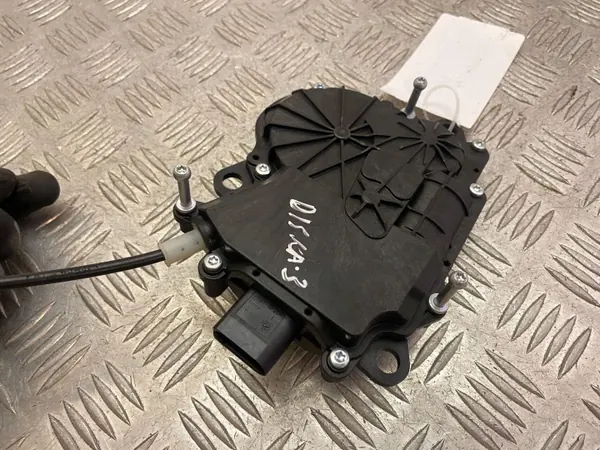 Land Rover Discovery 5 takaluukun lukkoaktoori OEM DK62404C10AD image 4