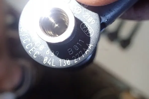 Iniettore VW AUDI SKODA 04L130277AA image 3