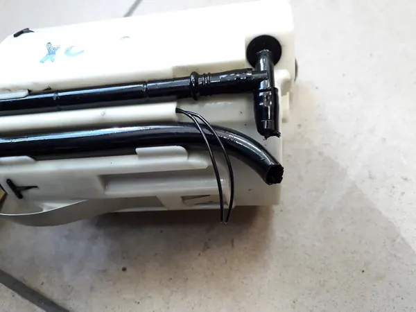 VOLVO XC90 I 2.4 D5 Bomba de combustível 30761739 image 3