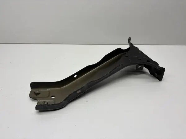 Audi A3 8Y vänster framskärmsfäste OEM 8Y0821131 image 3