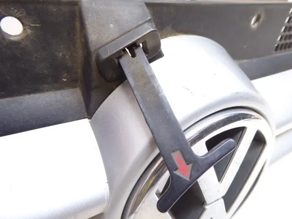 GOLF IV 97-06 Grille Air Intake LA7W OEM image 5