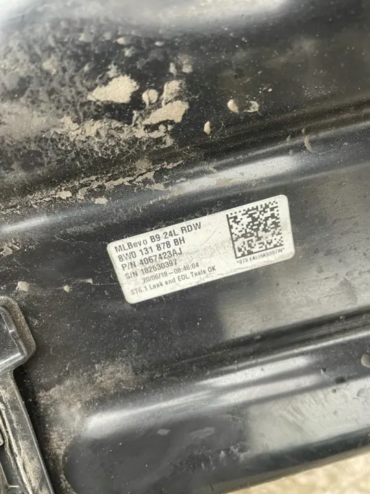 Tanque AdBlue Audi OEM 8W0131878BH - Usado image 3