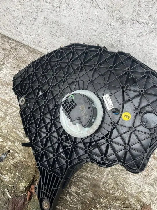 Tanque AdBlue Audi OEM 8W0131878BH - Usado image 4
