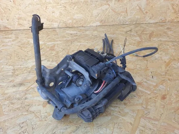 Mercedes W205 Jousituskompressori OEM A2053200104 image 2