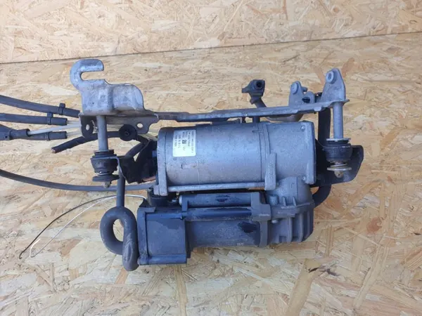 Mercedes W205 Jousituskompressori OEM A2053200104 image 6