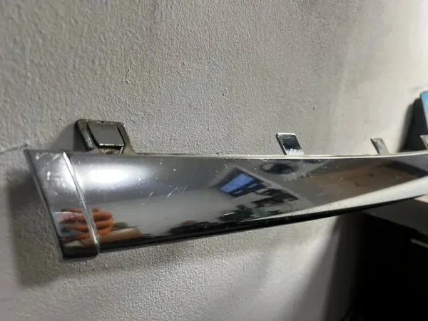 BMW 7 E32 Voorbumper strip rechts OEM 51111908066 image 4