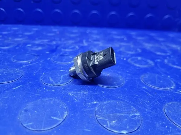 Polttoainepaineanturi OEM 06L906054D Audi A3 8Y image 3