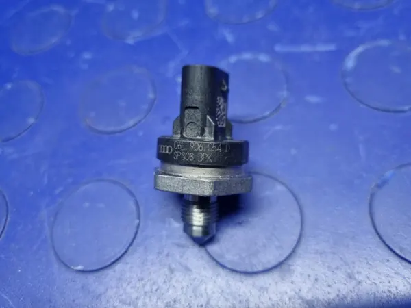 Polttoainepaineanturi OEM 06L906054D Audi A3 8Y image 8