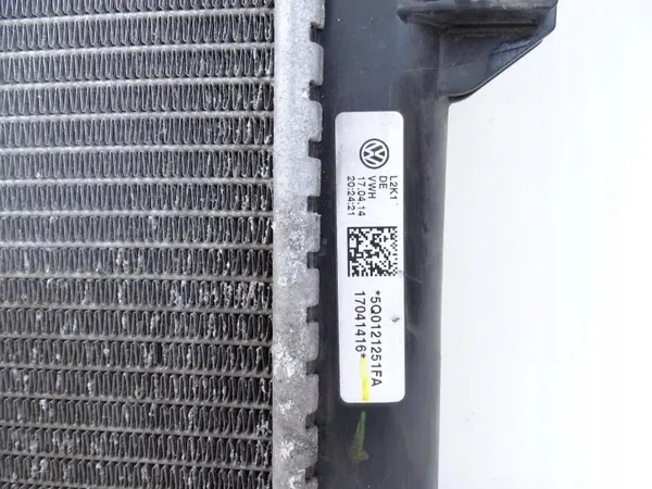 Radiateur d'eau d'occasion OEM 5Q0121251FA pour VW Golf VII image 9