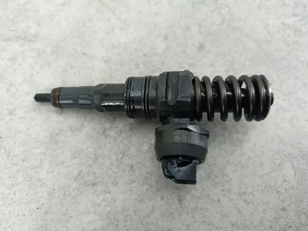 Iniettore carburante Skoda Octavia II FL 1.9 TDI OEM 038130079GX image 2