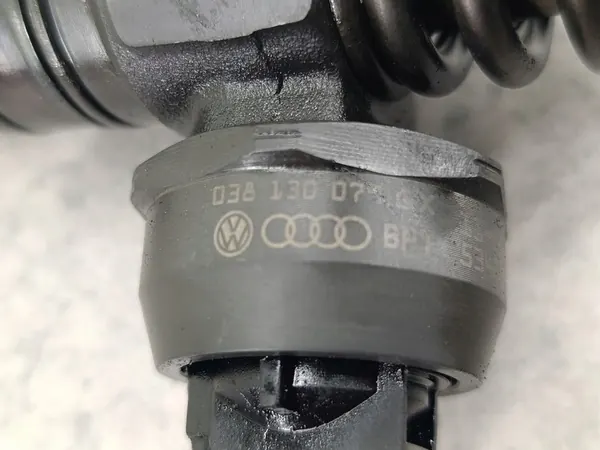 Iniettore carburante Skoda Octavia II FL 1.9 TDI OEM 038130079GX image 6