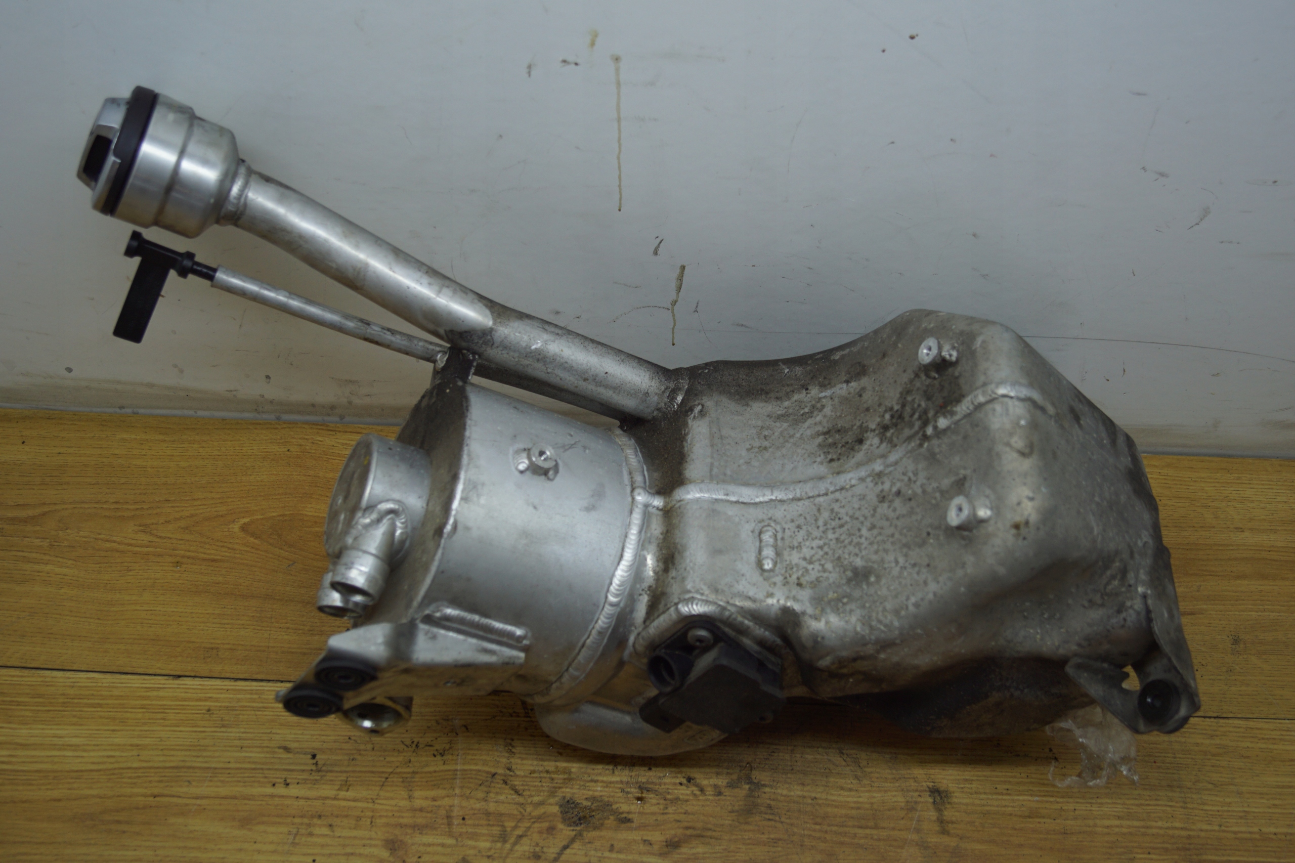 Oljetank Audi R8 420 4.2 FSI 420115373B