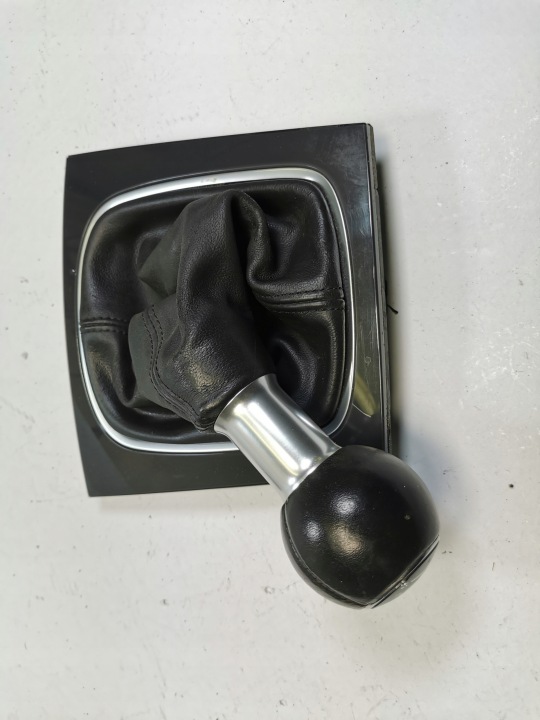 AUDI A3 Vaihdenupin palkeet 6-vaihde manuaali 8P0864261D