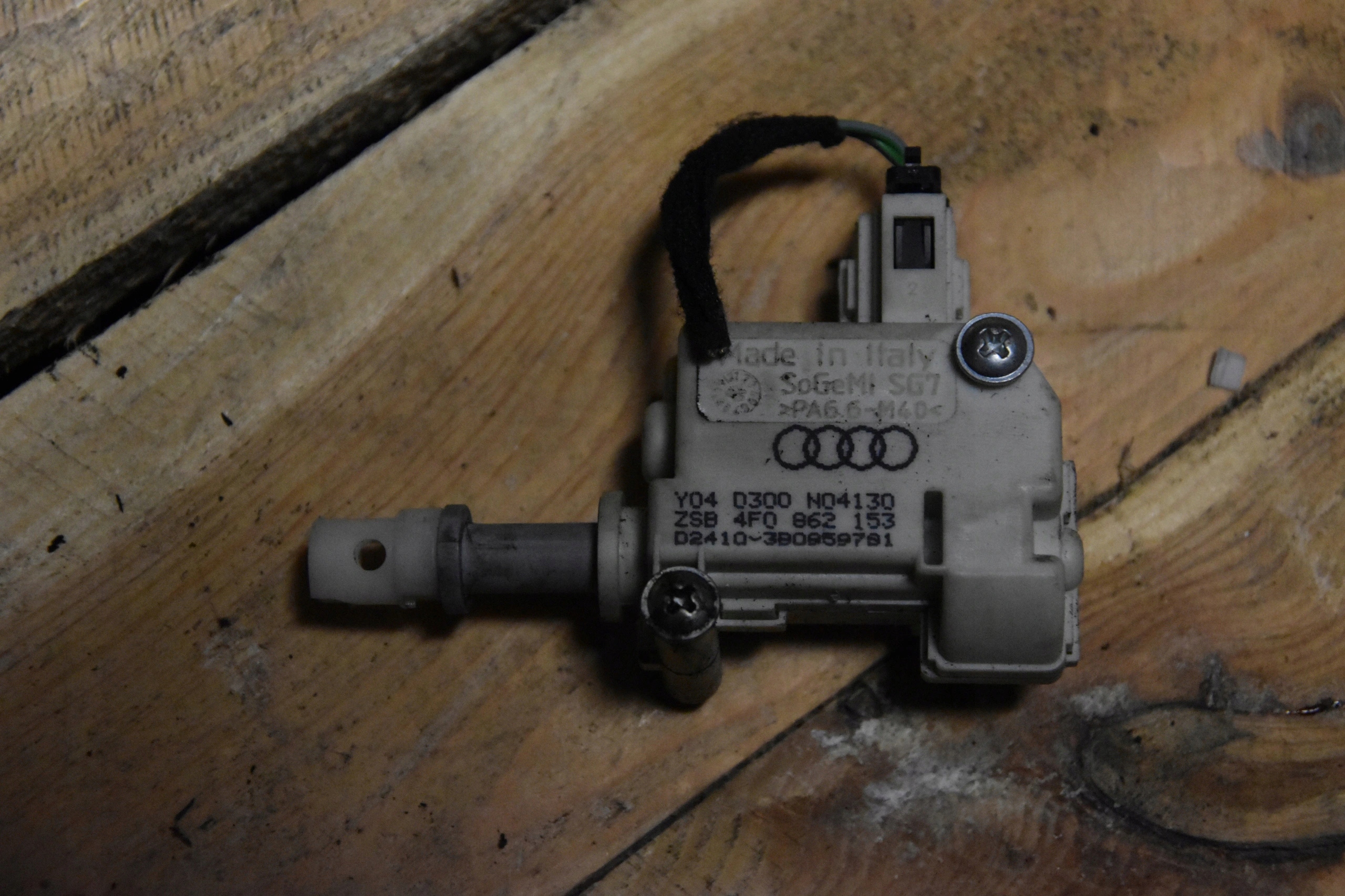 Takaluukun avaaja Audi A6 C6 4F0862153