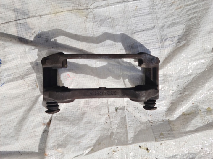 Ford Mondeo Mk3 jarzmo zacisku 1S71-2B134-AC