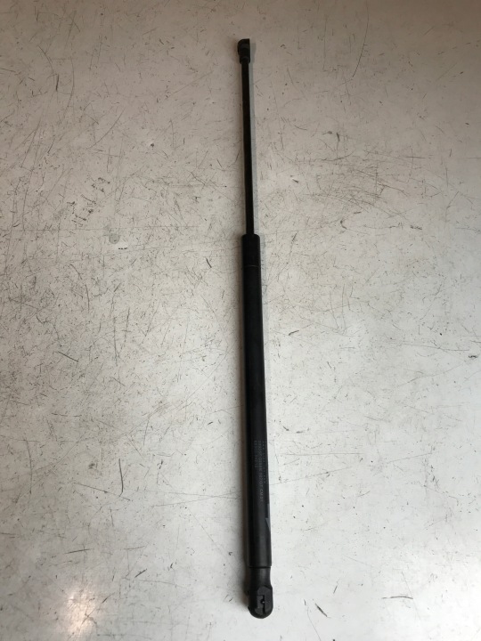 Toyotan takaluukun kaasujousi OE 689500H010