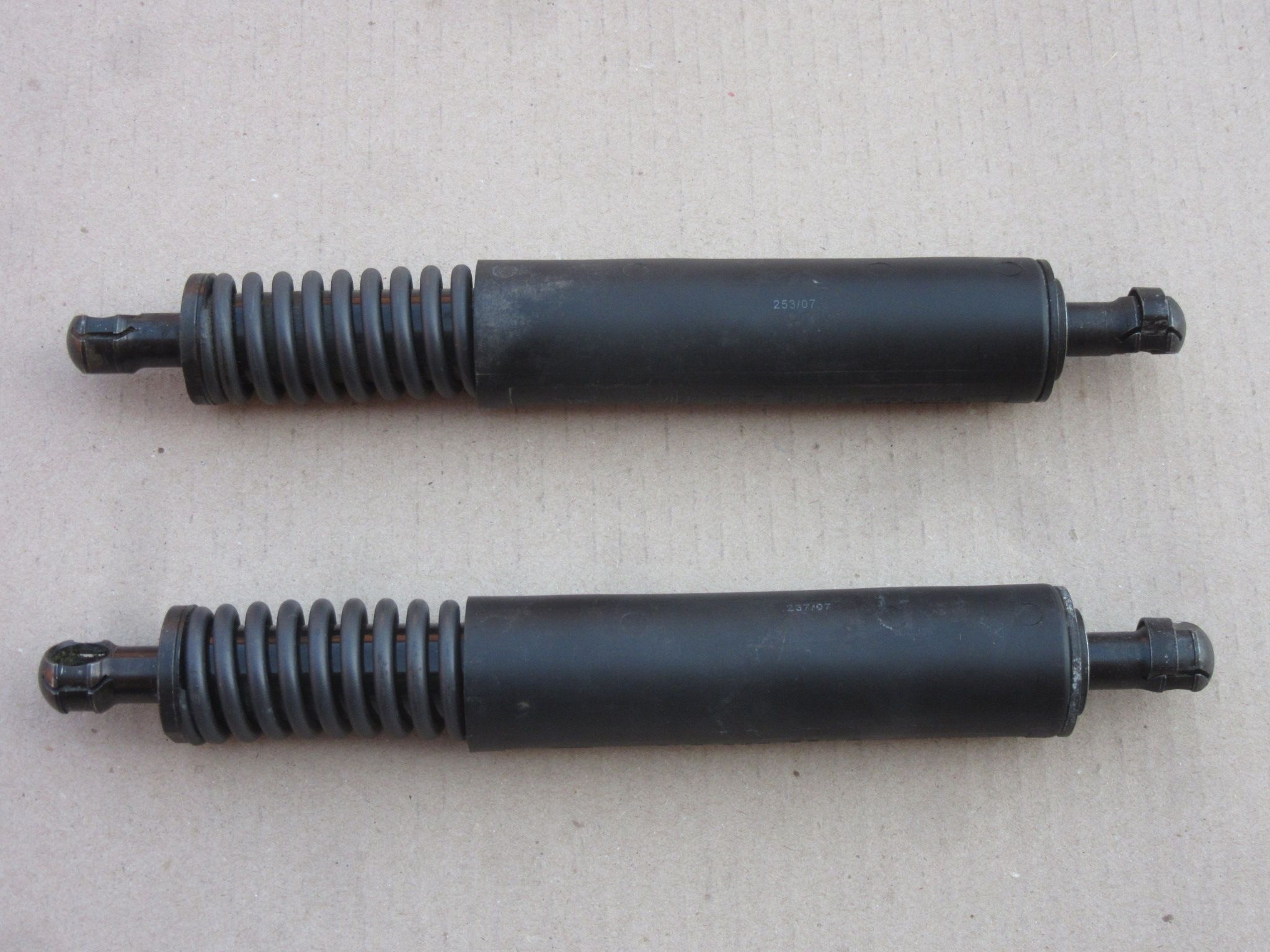 Porsche Takaluukun Iskunvaimennin 7L5827550E