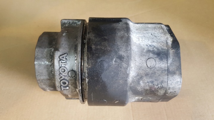 TOYOTA AVENSIS T27 D4D ÖLJYSUODATTIMEN KOTELO TULPPA POHJA