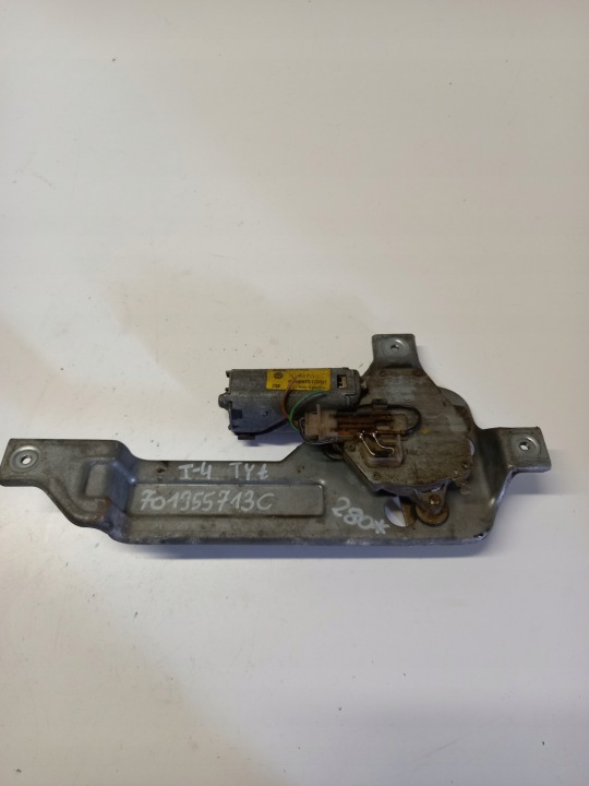Takaperän pyyhkimen moottori VW T4 701955713C