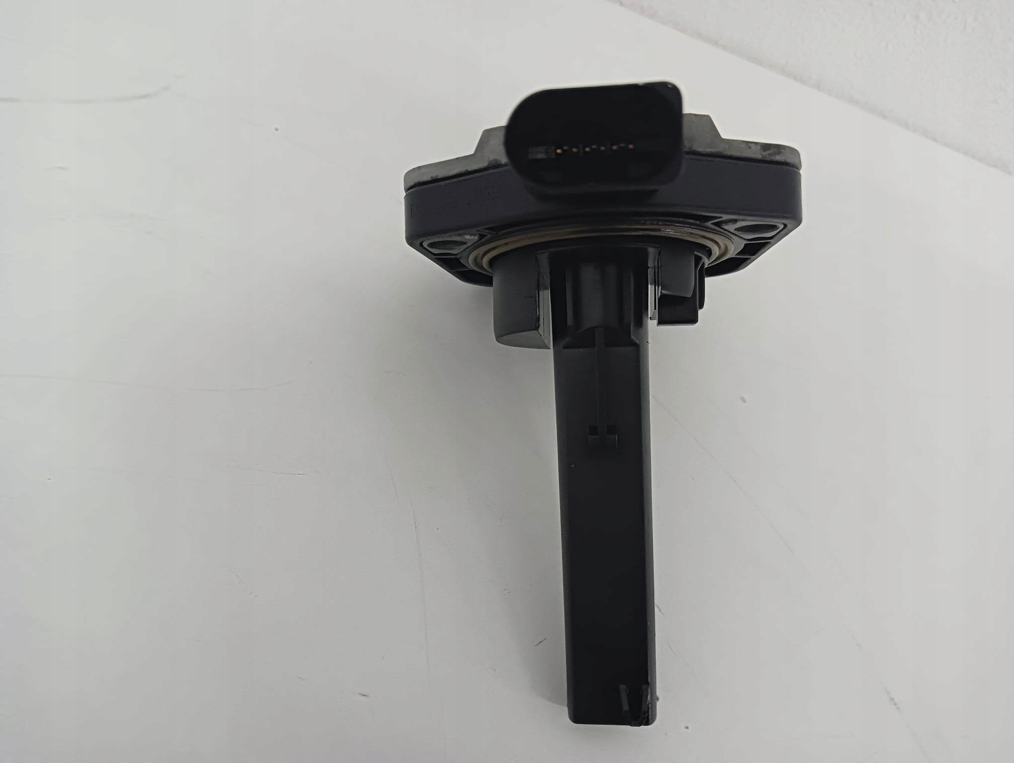Sensor Nivel Aceite HELLA 06E907660 image 3