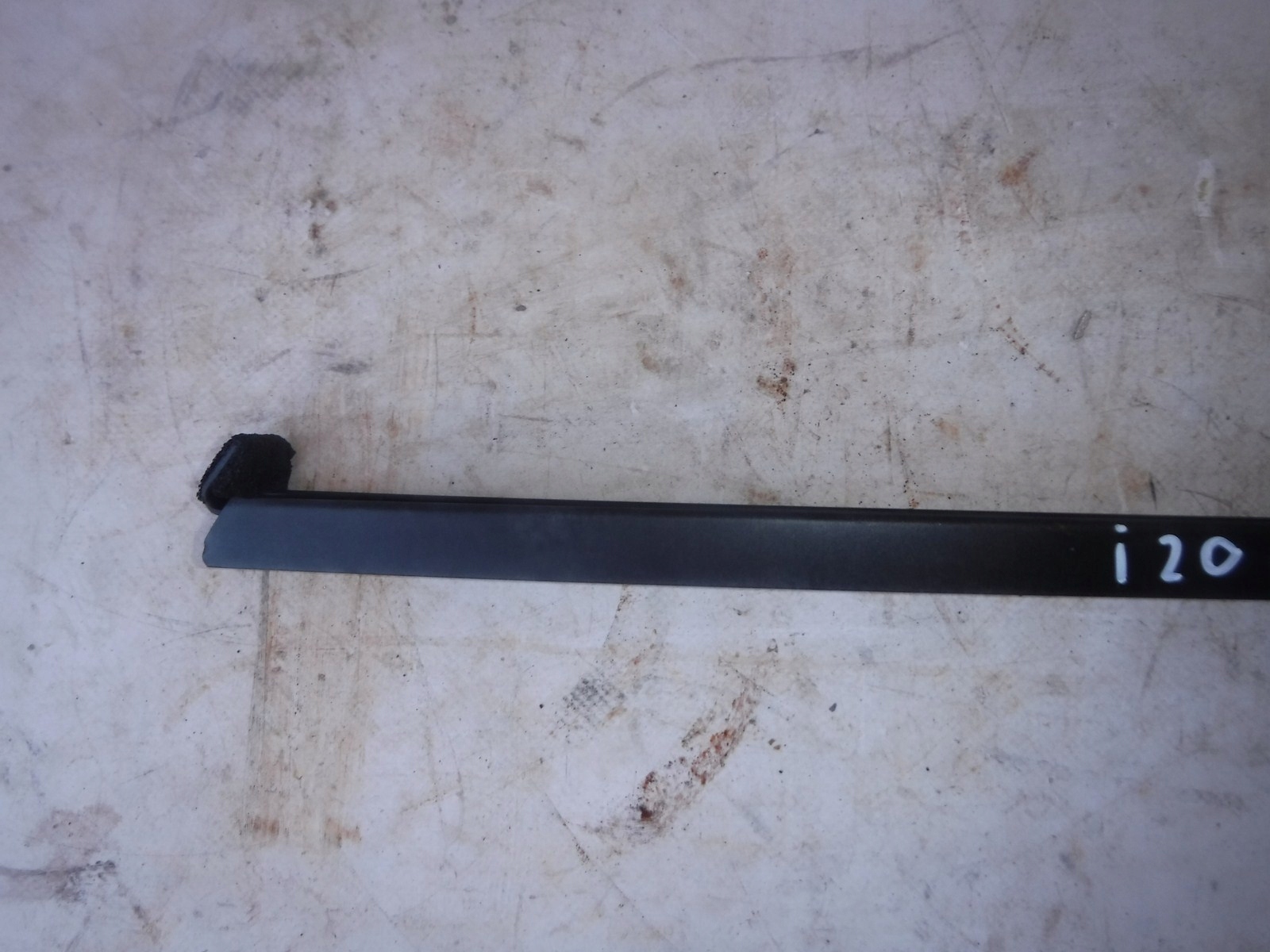 Hyundai i20 Fensterheberführung hinten rechts OEM 83510-c7000 image 4