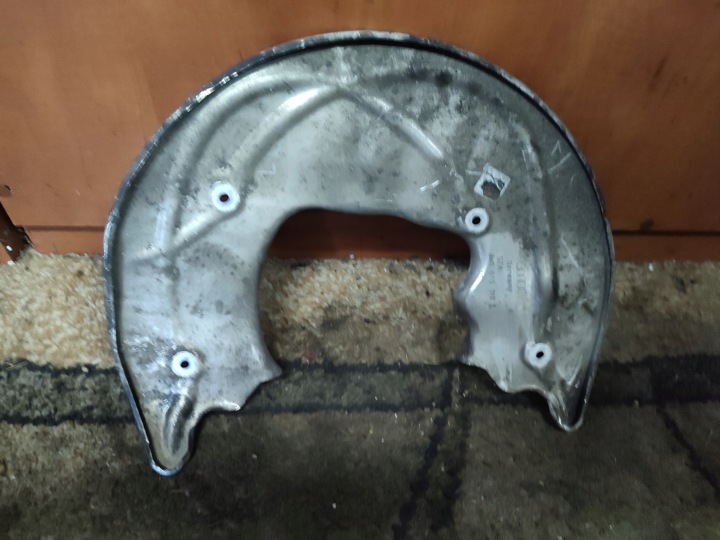 Jarrulevyn suojus vasen etu Audi A6 C8 8W0615311E