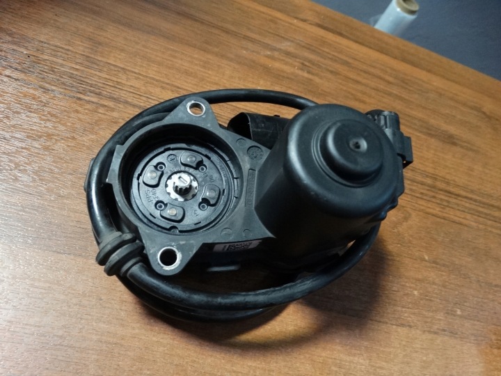 Käsijarru moottori vasen Mercedes W117 1