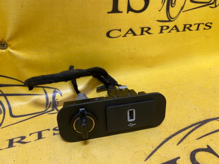 USB-portti ja sytytystulppa Ford Mustang MK6 VI