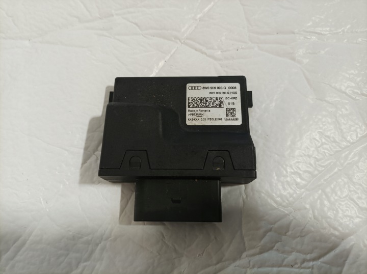 AUDI A4 B9 polttoainepumpun ohjain 8W0906093G