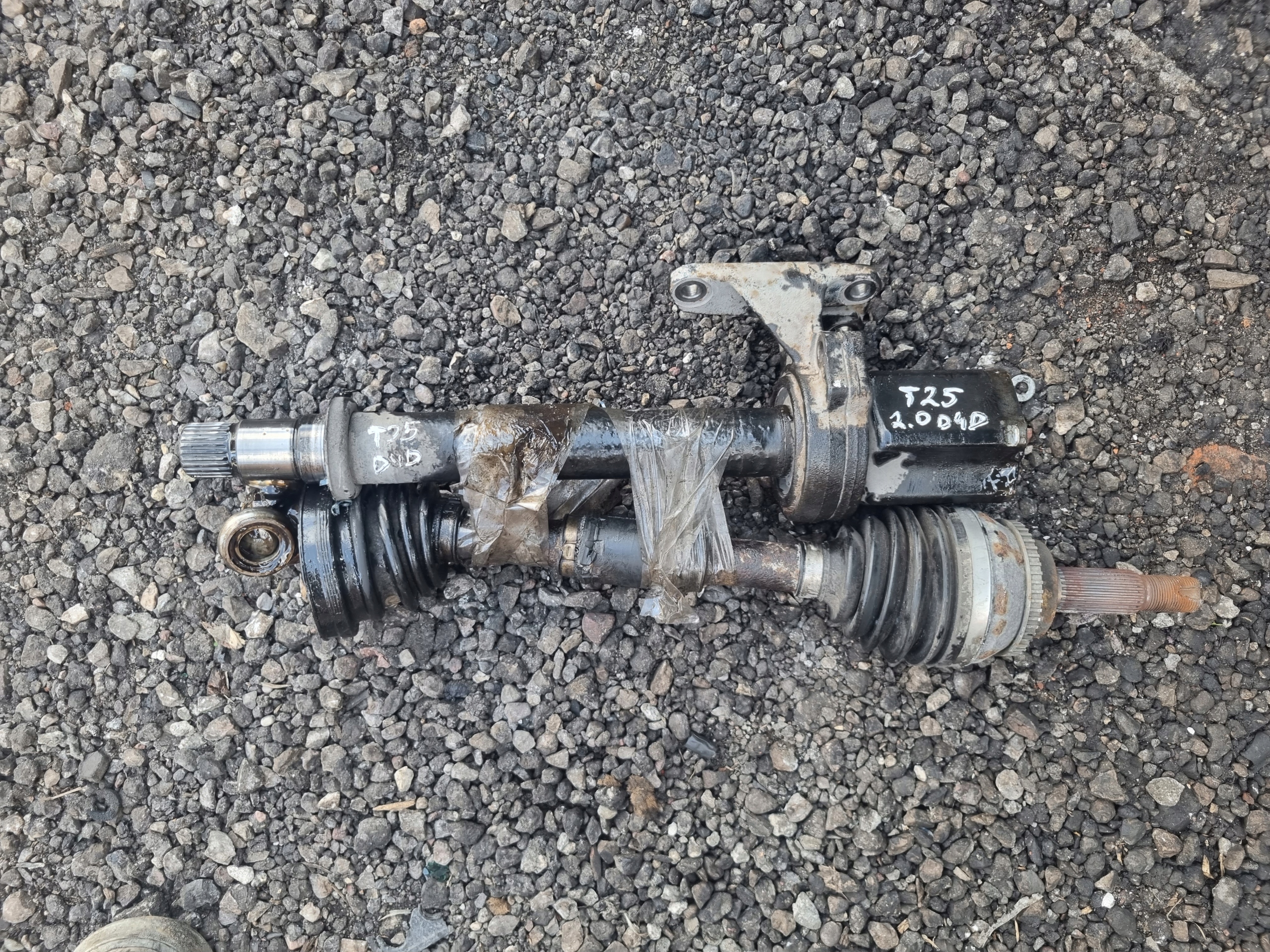 Etuvetoakseli oikea Toyota Avensis T25 2.0 D4D