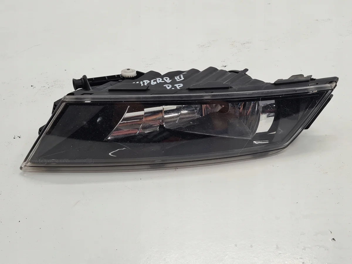 SKODA SUPERB III FAROL DE NEBLINA DIREITO 3V0941700