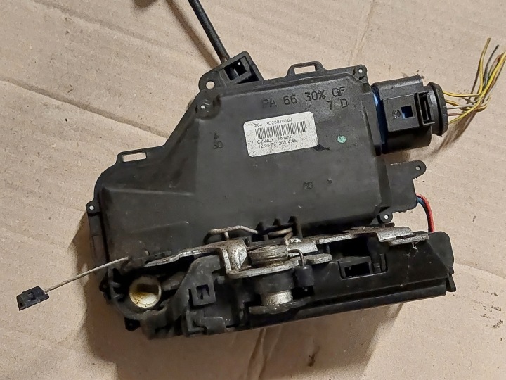 Volkswagen OE 3D2837016J door lock