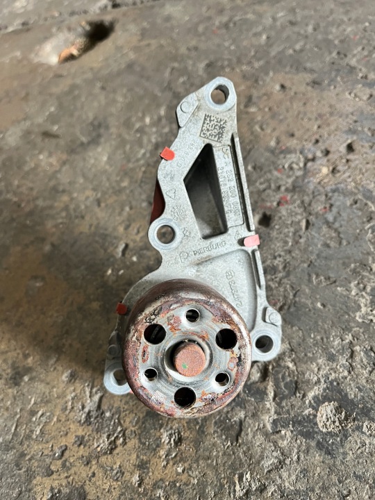 32 RENAULT 1.3 TCE VESIPUMPPU 210109334R A 2822000600