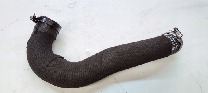 Intercoolerin putki letku Audi Q5 8R 2.0 TDI 8R0145790G