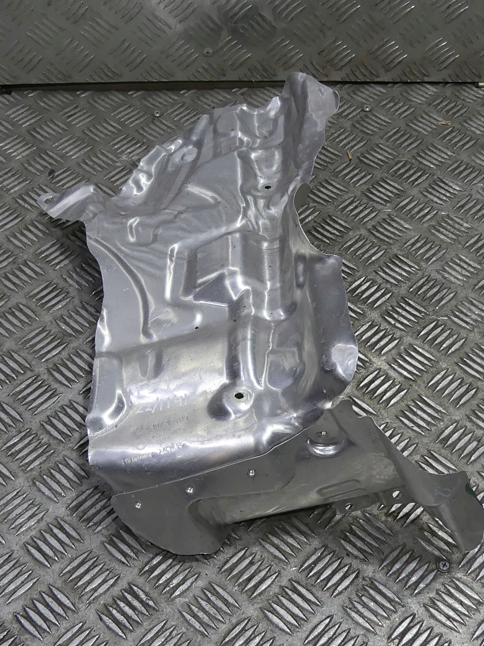 BMW F39 F40 F44 F45 F46 F48 MINI Ohjausvaihteen lämpösuoja 6882183 6853125 6882183