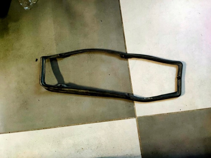 Lampan tiiviste oikea takana Mercedes 107