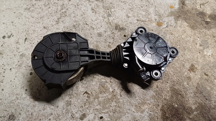 Mini OE 7598833 vesipumpun kitkapyörä