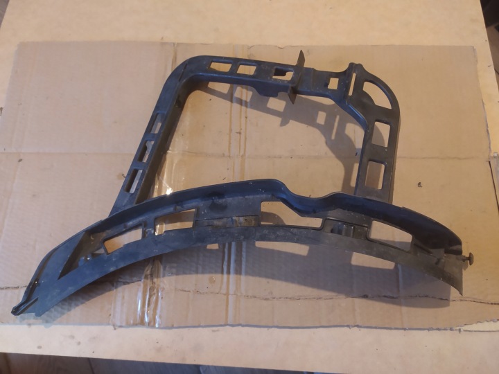Puskurin liukukappale vasen taka VW PASSAT B7 SEDAN 3AE807377
