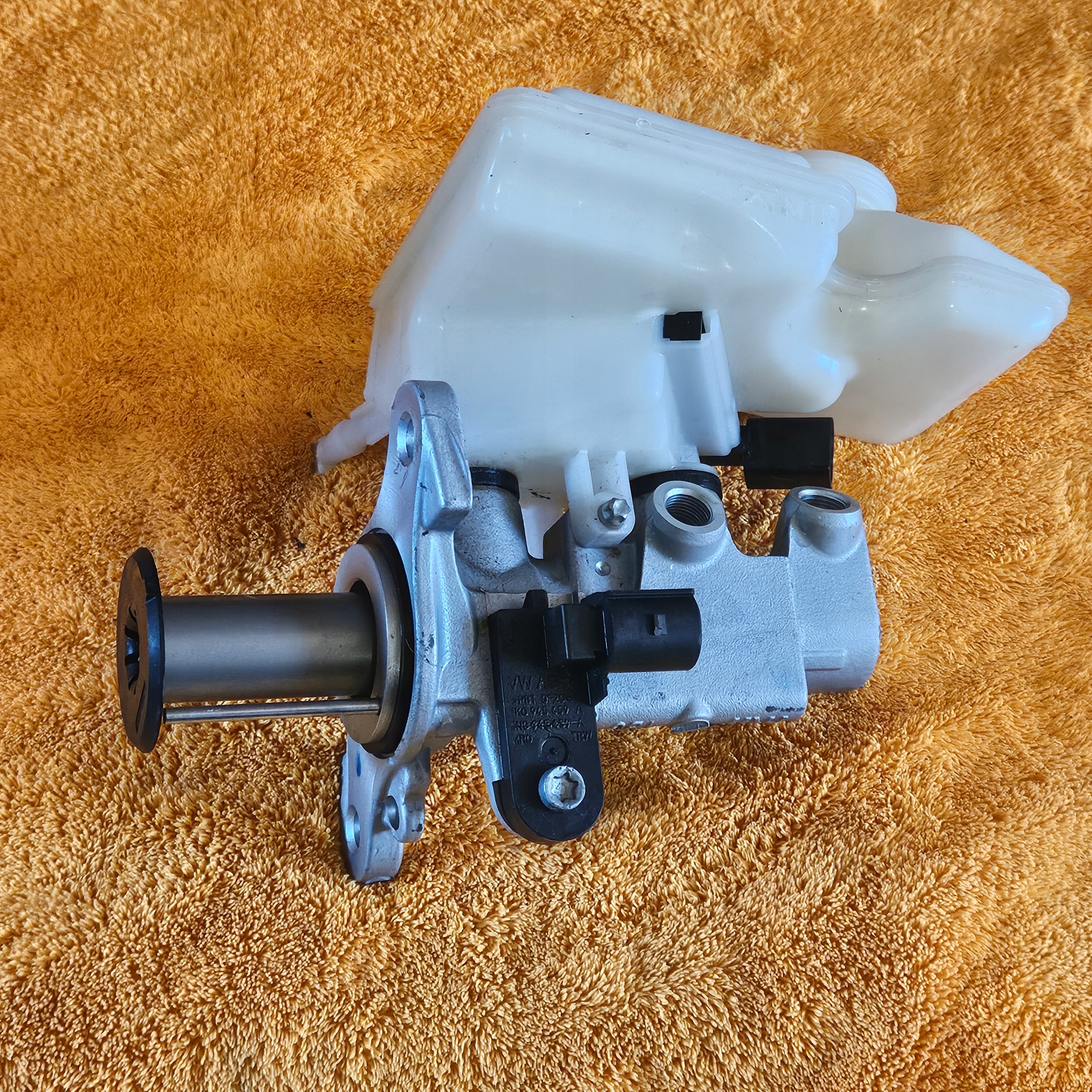 Brake Master Cylinder AOO2P442 image 2
