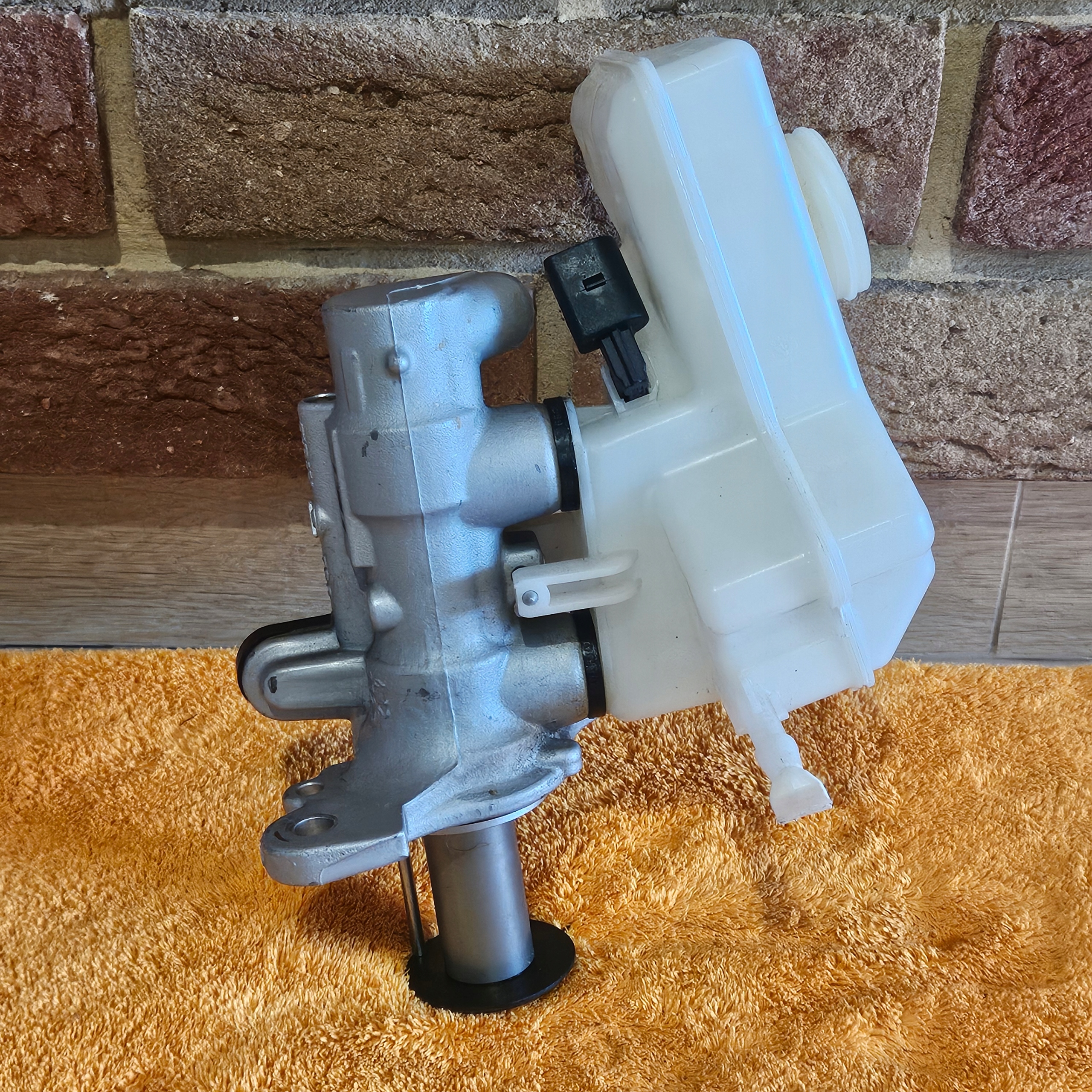 Brake Master Cylinder AOO2P442 image 4