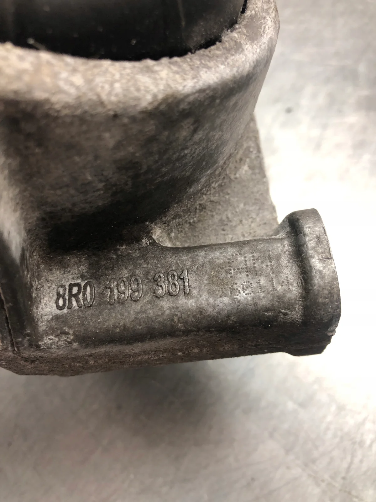 Audi Motorfäste 8R0 199 381AN