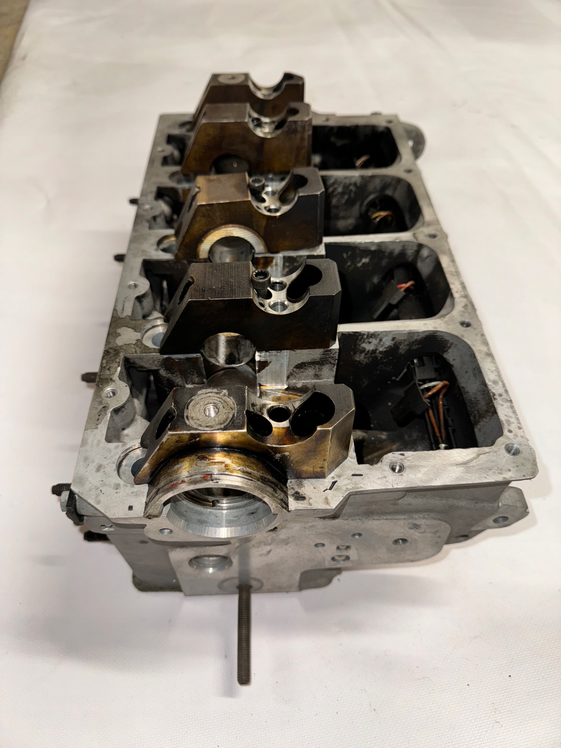Audi VW 1.9 TDI BLS sylinterikansi OE 038103373R nokka-akseli