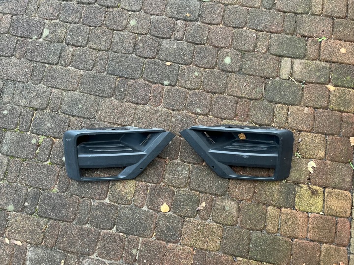 Volkswagen OE 7C0853665A 9B9 vent grille, bumper