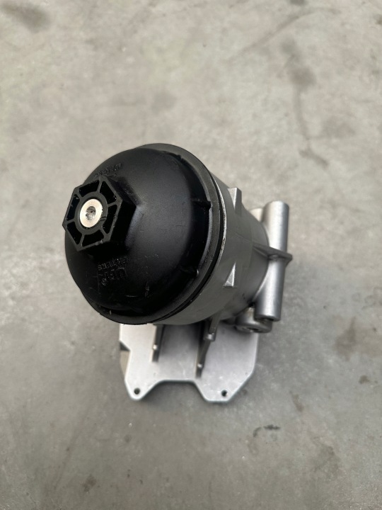 Öljynsuodattimen kotelon alusta VW 03H115403AA