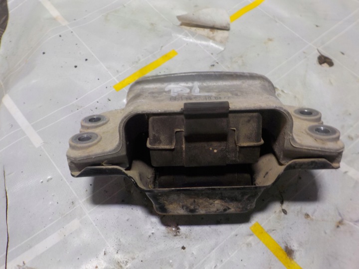 Vaihteiston tukikumi vasen 5Q0199555BG SEAT Leon III Golf VII Octavia 1.5B