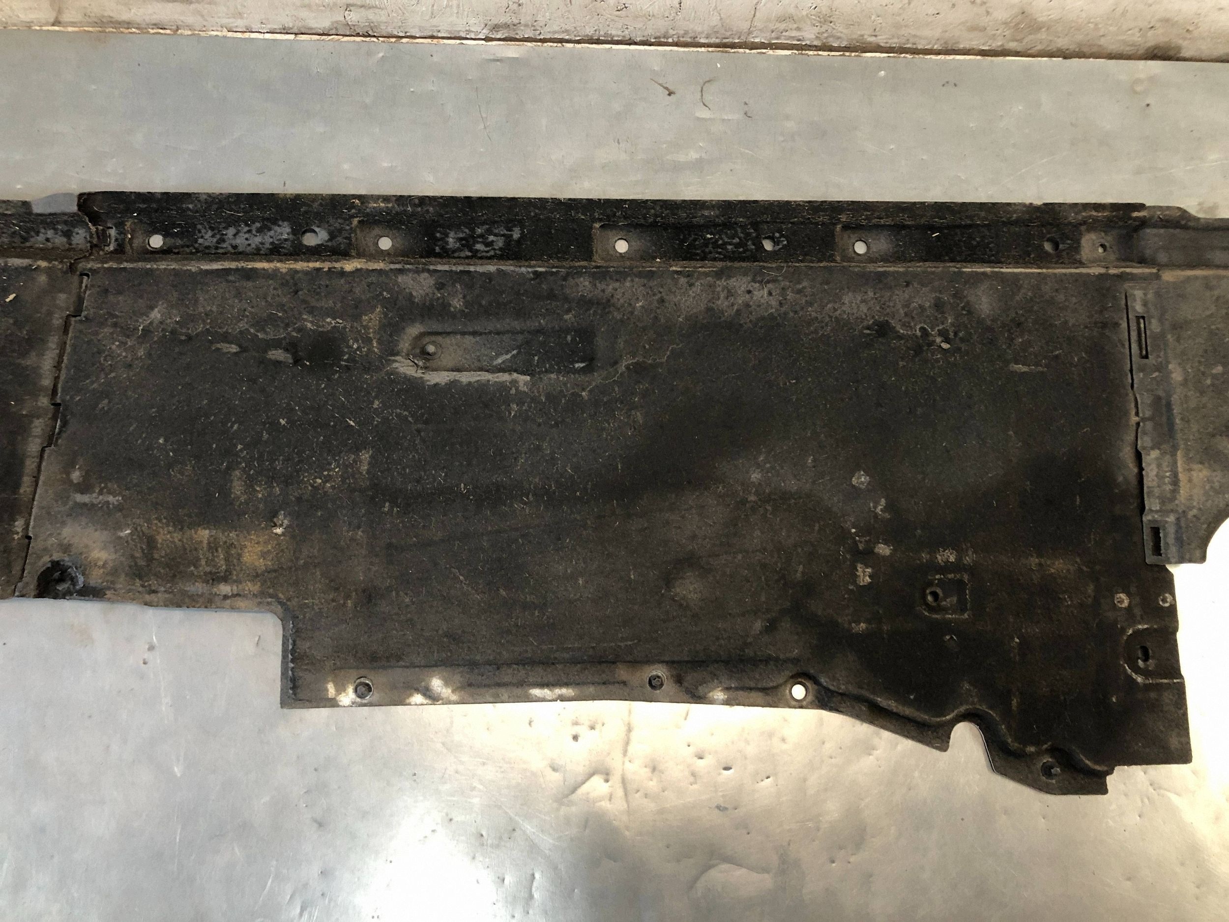 AUDI A6 4G ALUSTAN SUOJA VASEN ETU 4G0825201B