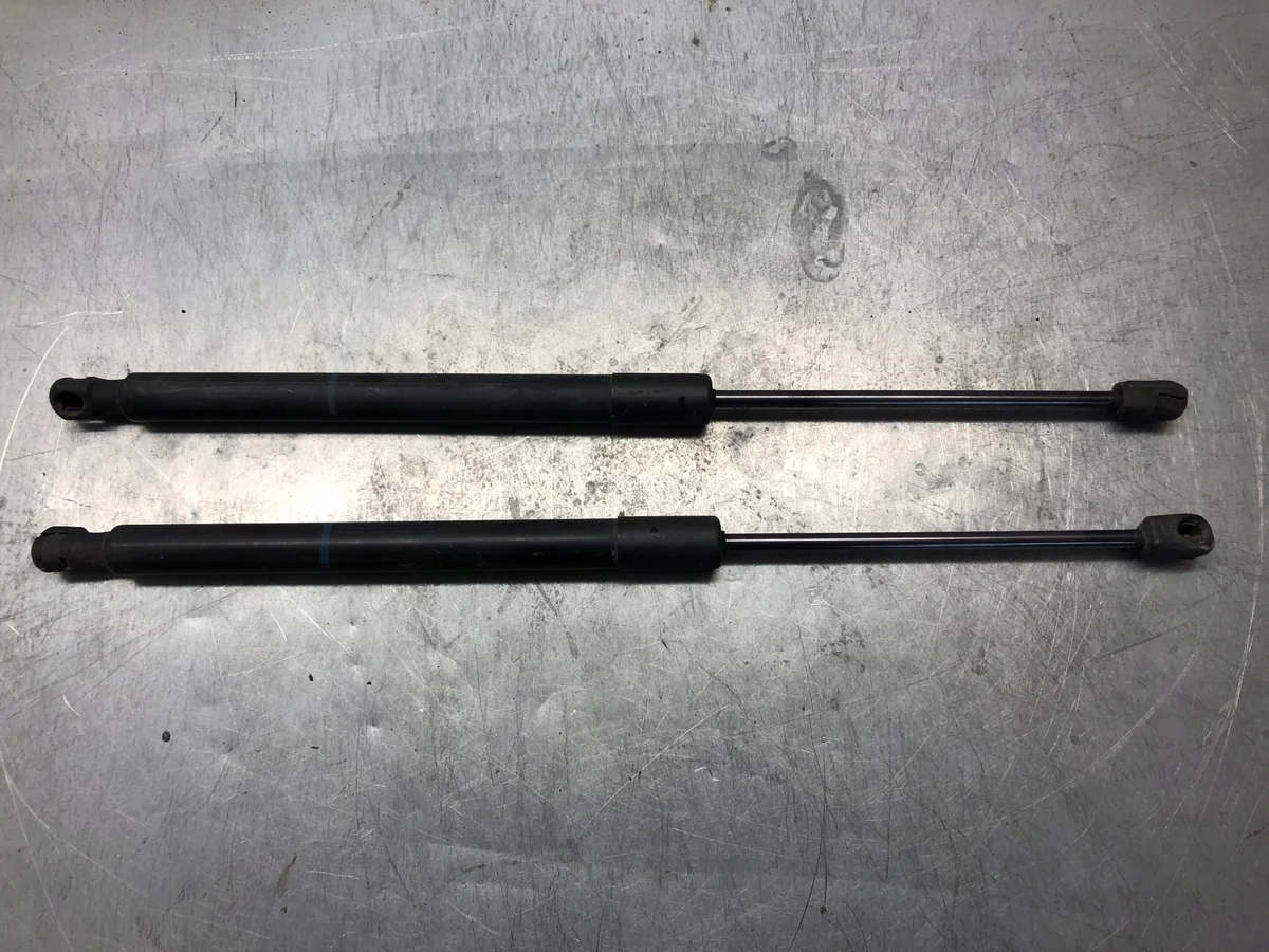 Kaasujousi, takaluukku Audi OE 8U0827552B