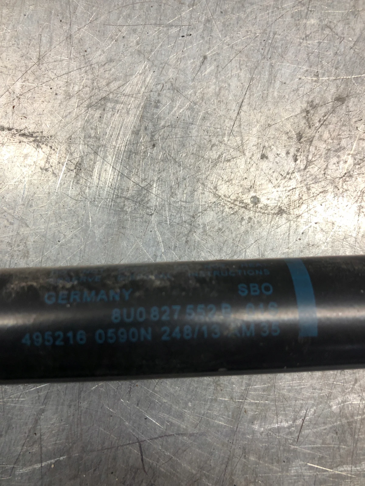 Kaasujousi, takaluukku Audi OE 8U0827552B