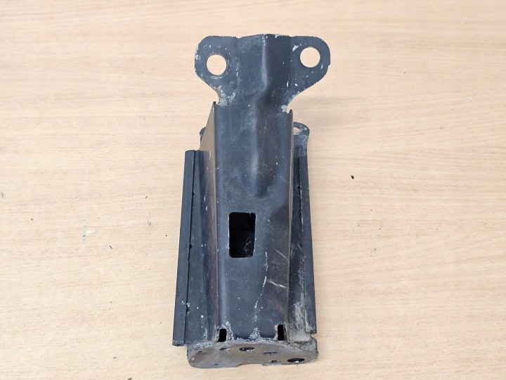 Jäähdyttimen kiinnike vasen Volvo S80 V70 XC70 07-15
